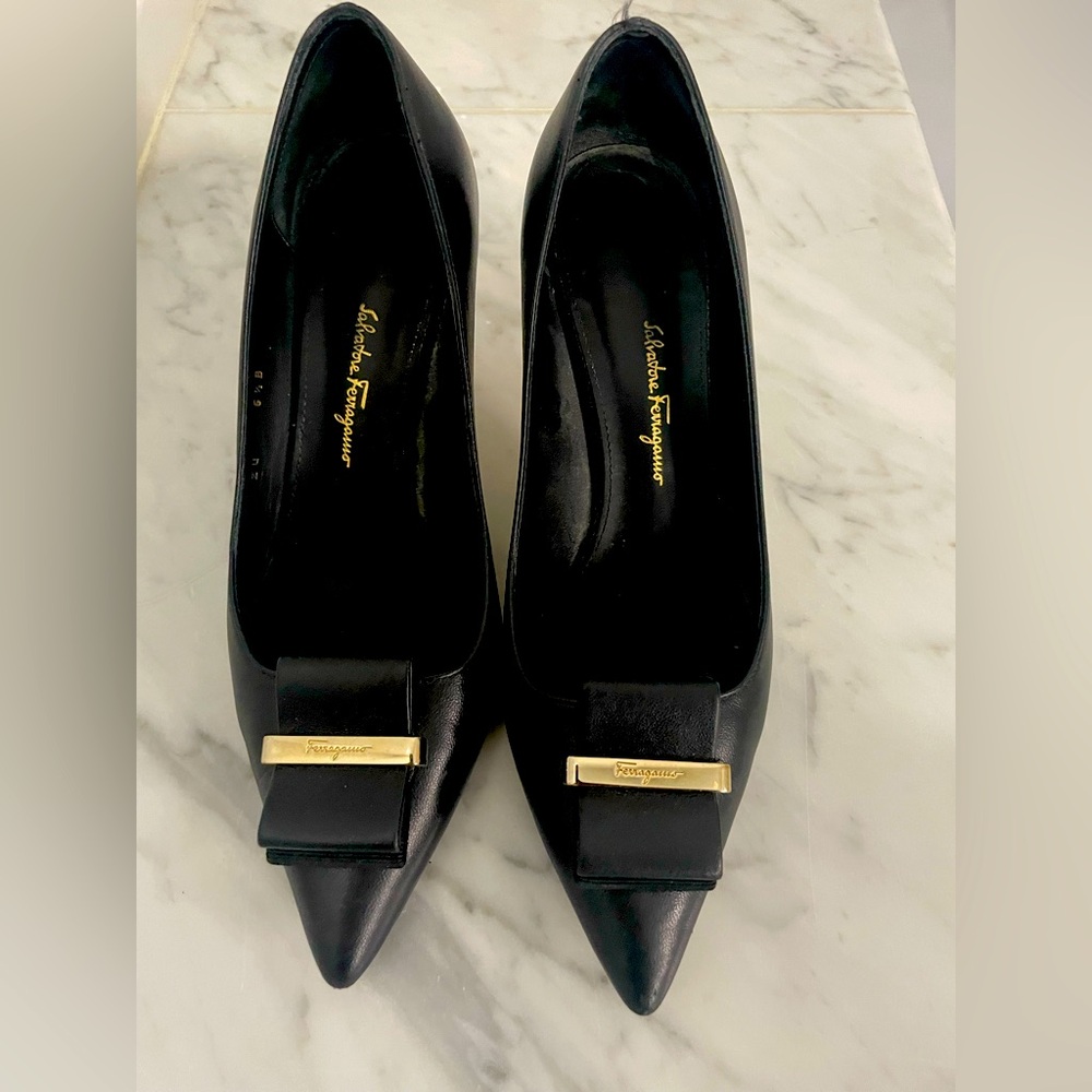 Gorgeous black pump with the signature Ferragamo bow. In excellent condition.